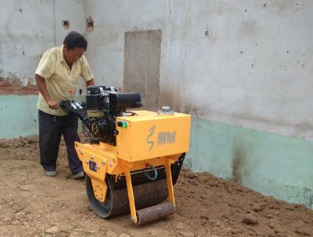 點擊查看詳細信息<br>標題：手扶式單輪壓路機工作照 閱讀次數：12315