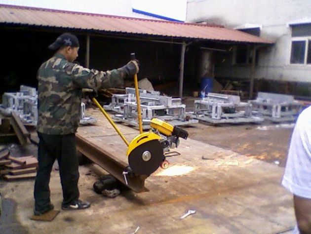 點擊查看詳細信息<br>標題：內燃鋸軌機工作照 閱讀次數：11683