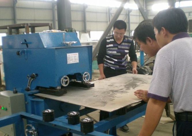 點擊查看詳細信息<br>標題：固定式平板坡口機工作照 閱讀次數：11127